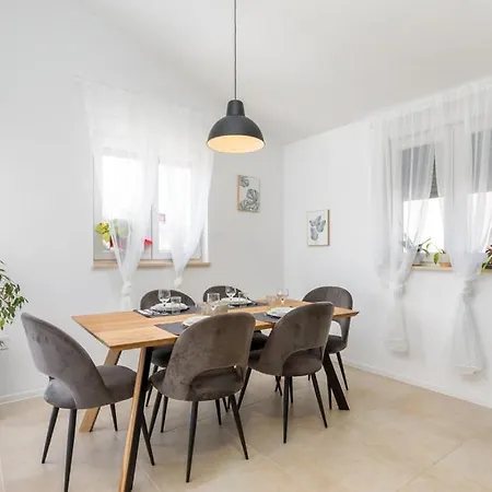 Elfi Villa Pola